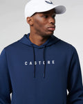 Man in donkerblauwe hoodie met capuchon en trekkoorden met Castore branding op de borst.
