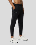 Zwarte Ore Capsule joggingsbroek voor heren met sneldrogende stof, trekkoord en elastische taille, zijzakken en wit vleugellogo aan de linkerkant.
