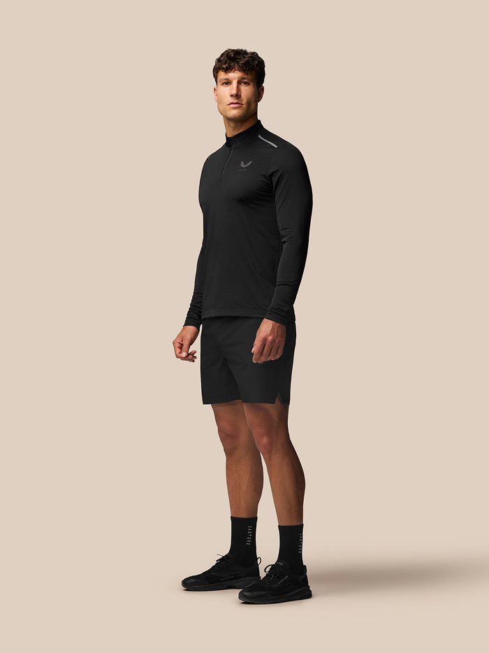 Male model in black Apex Geweven Short set with a long sleeve top and 15 cm shorts