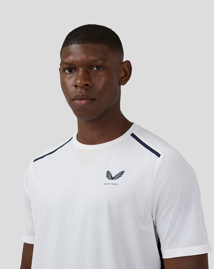 Back shoulder close up of a white Apex Aeromesh T Shirt with CASTORE stripe down the back