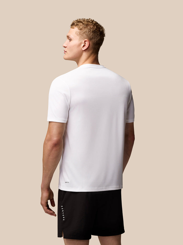 Model draagt wit Adapt Grafisch T-Shirt met vleugelslogo op borst, zijaanzicht.
