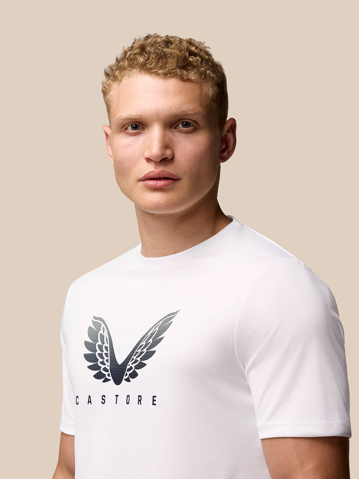 Achterkant van model in wit Adapt Grafisch T-Shirt, rugweergave.