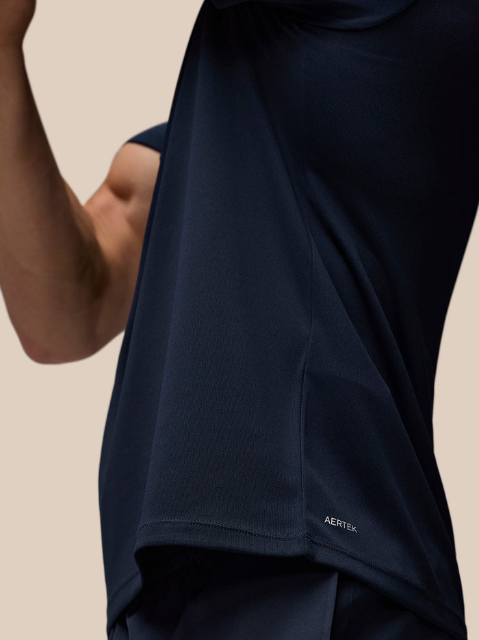 Close-up van marineblauw Adapt Graphic T-Shirt voor heren met Aertek-logo bij de zoom en ingezette korte mouwen