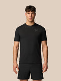 Zwarte Apex Training T-Shirt met ronde hals en reflecterend Castore-logo gedragen door een man tegen een neutrale achtergrond.