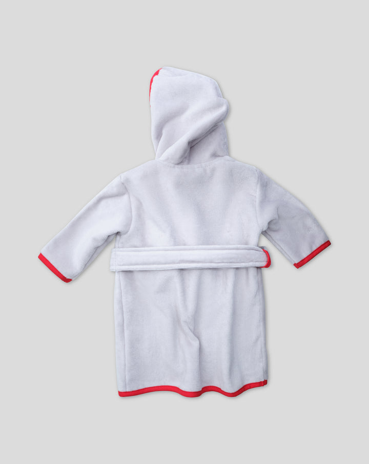 Achteraanzicht van een grijze baby badjas met kap en rode rand