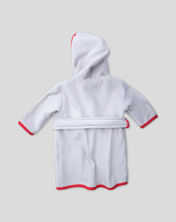 Achteraanzicht van een grijze baby badjas met kap en rode rand
