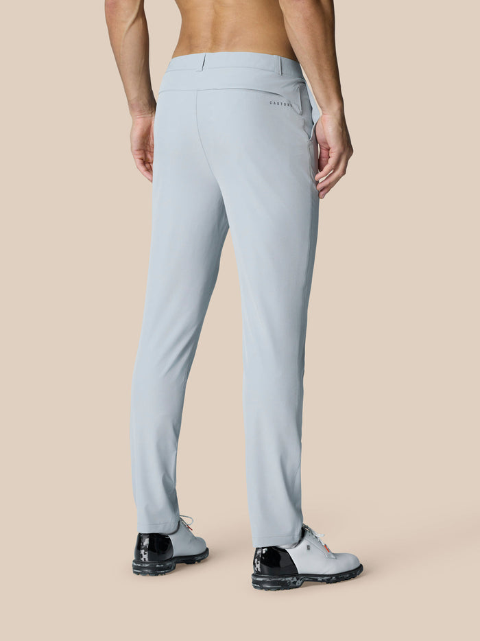 Achteraanzicht van de lichtgrijze Club Golfbroek met Castore-logo op de achterzak.