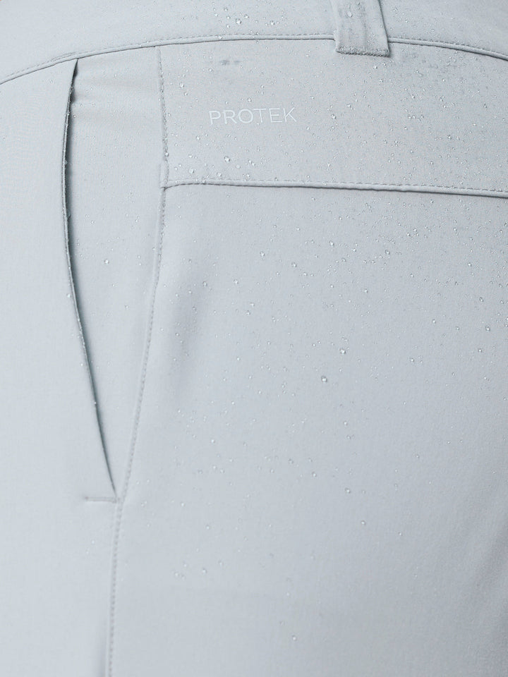 Detail van de PROTEK waterbestendige stof met waterdruppels op de broek.