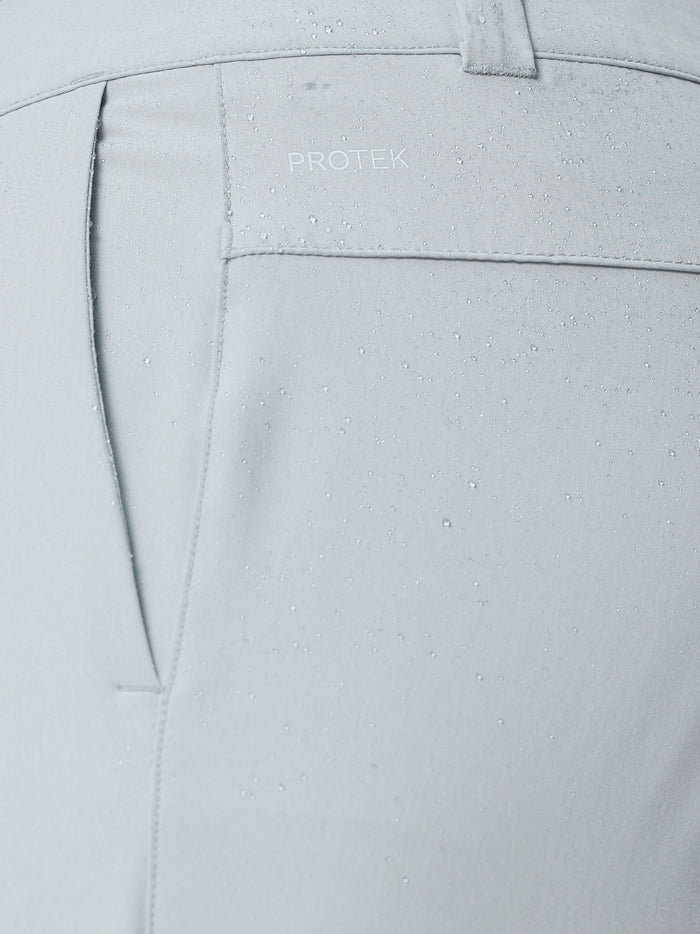 Detail van de PROTEK waterbestendige stof met waterdruppels op de broek.