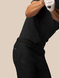 Back view close-up van zwarte Golf Lichtgewicht Short met riem en Castore logo.