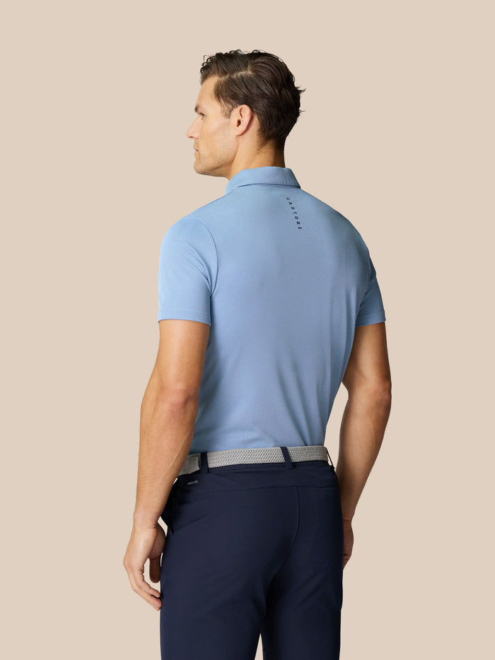 Achteraanzicht van een man in een hemelsblauwe Golf Pinnacle Polo met ademende gebreide stof en Castore-logo op de rug.