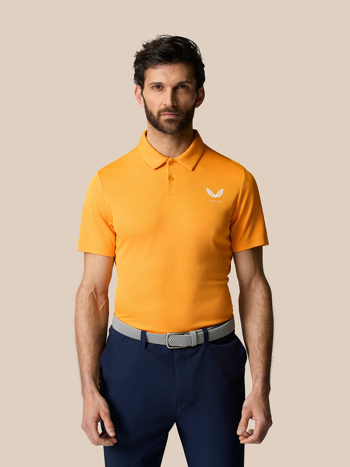 Man in Mango Golf Pinnacle Polo met polo kraag en Castore-logo op borst