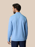 Terugkijkend model in Hemelsblauw Golf Club Classic Halve Rits Top met verticale Castore-logo op de bovenrug.