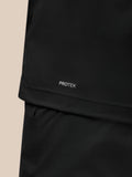 Detail van het PROTEK label op de zoom van de zwarte gilet.