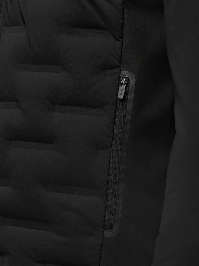 Close-up of the front zipper and zippered pocket on the black Golf Pinnacle Jas