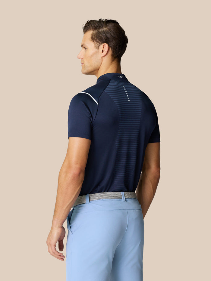 Back view of man wearing Pinnacle Golf Polo Marineblauw navy polo with striped back panel and white shoulder piping