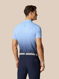Achteraanzicht van model in hemelsblauwe Club Golf Grafische Polo met ombre print en Castore-logo op de rug