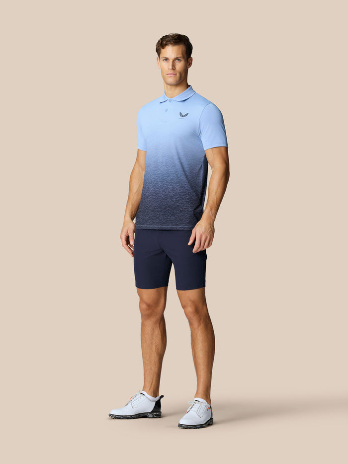Man wearing Club Golf Grafische Polo Hemelsblauw with a light to dark blue gradient and ombre graphic print