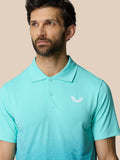 Man draagt Club Grafische Polo Licht Aqua met ombre print en Castore-logo op borst