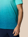 Man draagt Club Grafische Polo Licht Aqua met ombre grafische print en korte mouwen.