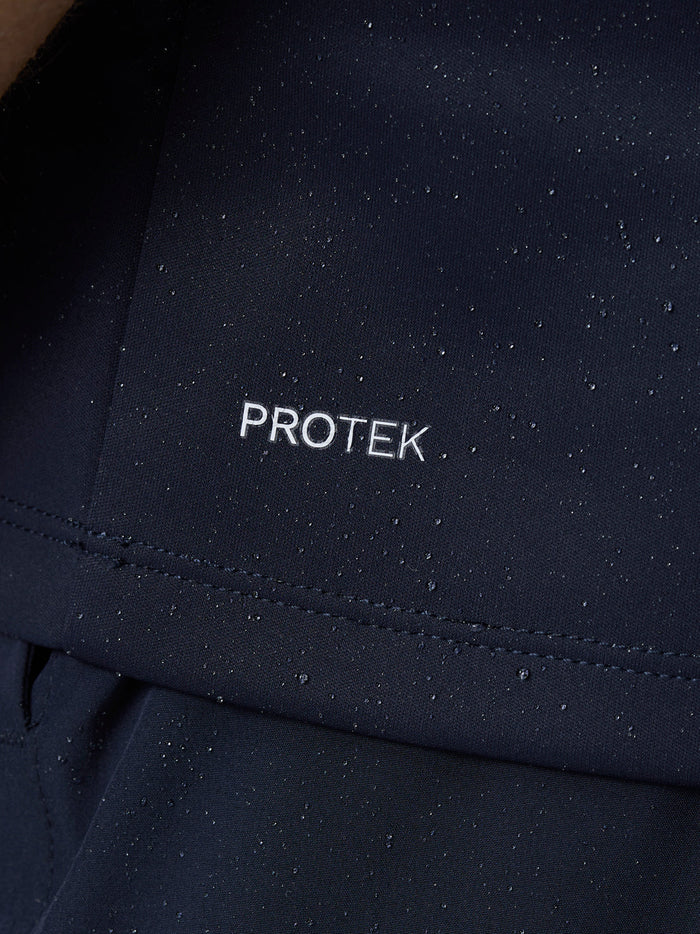 Close up of navy ProTek fabric on the Club Halve Rits Gilet with water droplets and ProTek branding