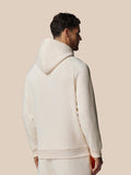 Achterkant van man in oatmeal marl fleece hoodie met wikkelkapuchon uit een stuk en geribde zoom.