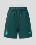 Vooraanzicht van groene junior Feyenoord Travel shorts met aantrekkoord en linker embleem en rechter Castore logo.
