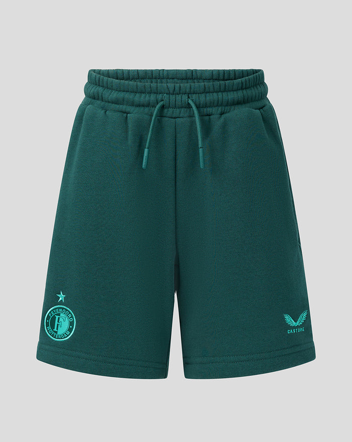 Vooraanzicht van groene junior Feyenoord Travel shorts met aantrekkoord en linker embleem en rechter Castore logo.