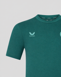 Detail van groene Feyenoord Travel T-shirt met clubbadge op borst en Castore branding aan binnenkraag
