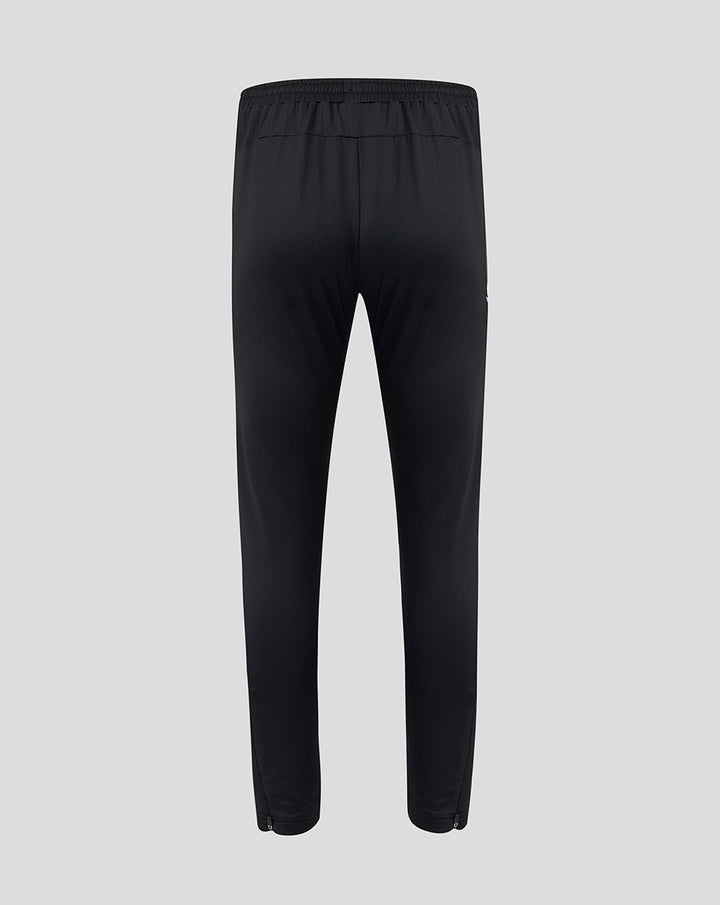 Achteraanzicht van een zwarte trainingsbroek met elastische tailleband