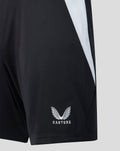 Dichtbijzicht van zwarte Feyenoord thuisshort met Castore-logo op het linkerbeen