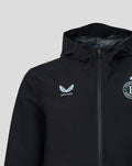 Zwarte unisex trainingsregenjas met capuchon, Castore-logo op linkerborst en Feyenoord-logo op rechterborst.