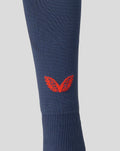 Close-up van donkerblauwe Feyenoord Derde Kousen junior met rode Castore branding op kuit