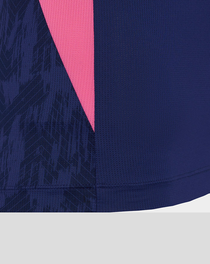 Detail of the side of the Feyenoord training T-shirt showing a contrasting pink side panel on dark navy fabric.