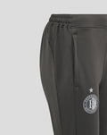 Close-up van de zijkant van de donkergrijze trainingsbroek met zak en Feyenoord badge op het bovenbeen.
