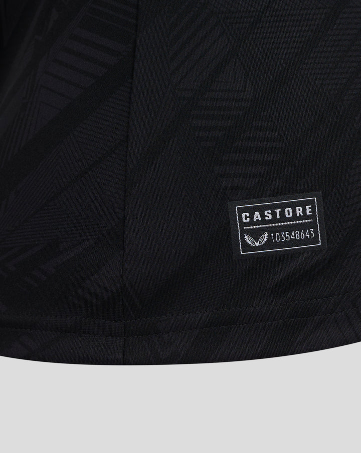 Detail van het zwarte Feyenoord uitshirt met CASTORE patch en badge op de borst.