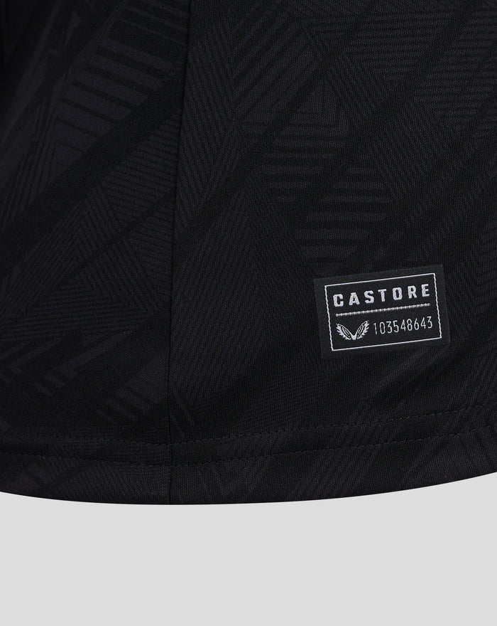 Detail van het zwarte Feyenoord uitshirt met CASTORE patch en badge op de borst.