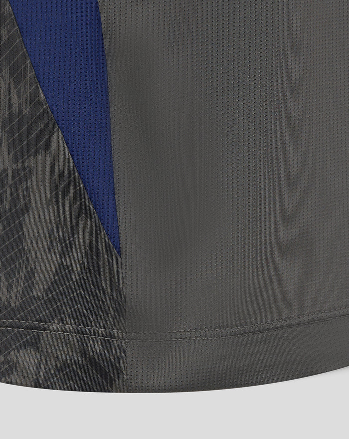 Sleeve and side panel detail of the gray Feyenoord training T-Shirt with a blue accent and geometric pattern on the sleeve