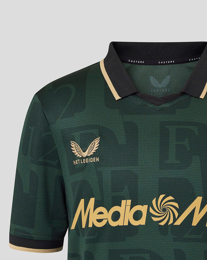 Voorkant close-up van donkergroen Twaalfde Shirt junior met gouden kraagafwerking Het Legioen embleem links en gouden sponsor op de borst