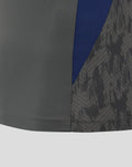 Close up van een Feyenoord Coaches Training T-Shirt met donkergrijze body en contrasterende blauwe zijnaad en patroon op de mouwen