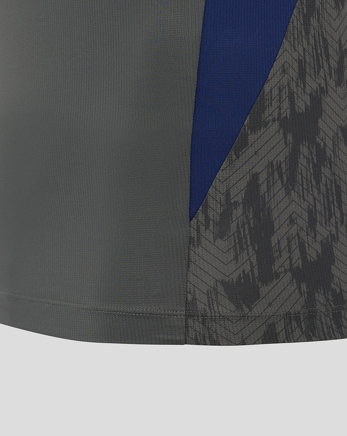 Close up van een Feyenoord Coaches Training T-Shirt met donkergrijze body en contrasterende blauwe zijnaad en patroon op de mouwen