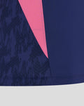 Detail van donkerblauwe stof met roze contrasterend paneel op Feyenoord mouwloos trainingsshirt