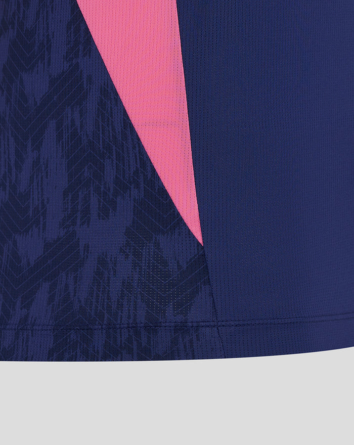 Detail van donkerblauwe stof met roze contrasterend paneel op Feyenoord mouwloos trainingsshirt