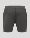 Achteraanzicht van donkergrijze Feyenoord trainingshort met embleem op linkerbeen en Castore-logo op rechterbeen