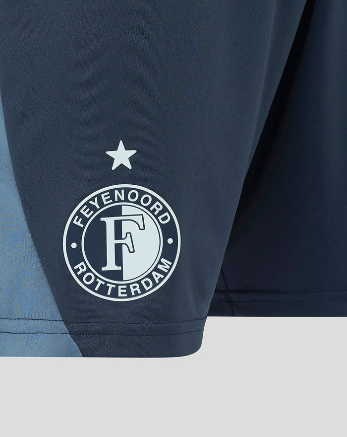 Detail van donkerblauwe Feyenoord short met embleem links en Castore-logo rechts