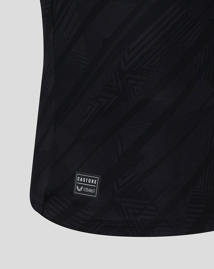 Detail van onderkant van Feyenoord uitshirt 2024-2025 heren met donker patroon stof en Castore merklabel