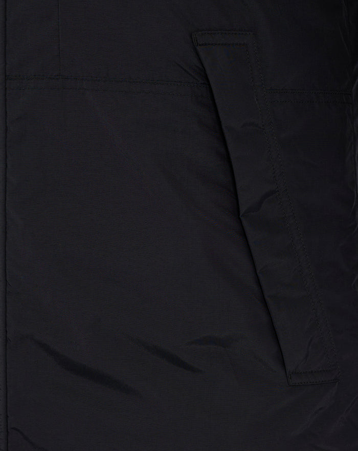 Close-up of pocket and stitching on the black Feyenoord Castore winter jacket