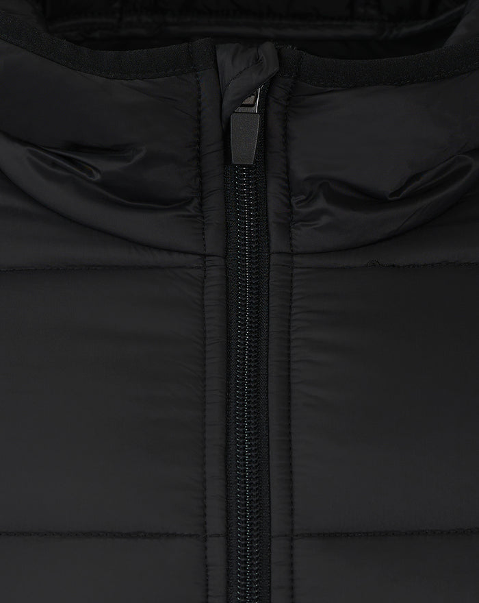 Close-up of the black FEYENOORD core puffer jacket front zipper and collar stitching