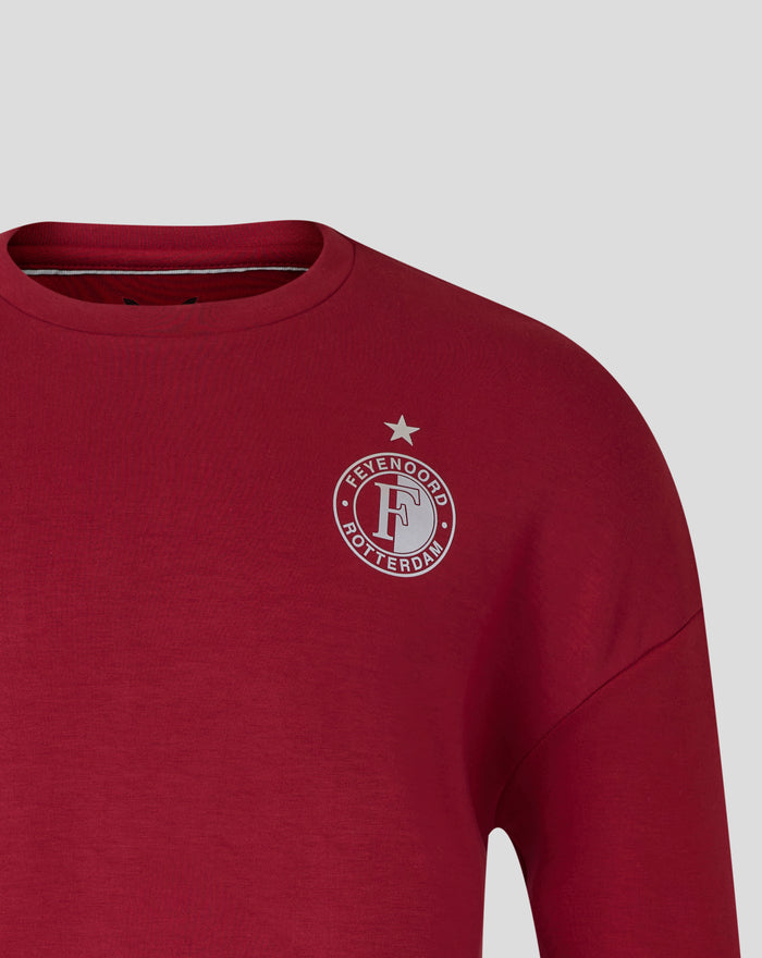 Borstgedeelte close up van rode Feyenoord Travel crewneck sweater met ster boven het clubbadge
